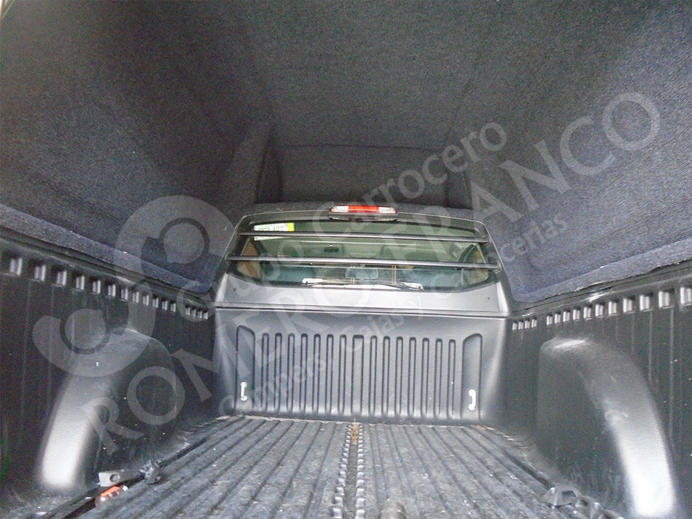 3-INTERIOR DEL CAMPER CON COPETE TAPIZADO CON ALFOMBRA AUTOMOTRIZ